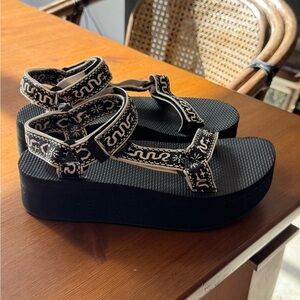 Teva flatform universal sandal size 7